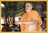'Jai Sadguru Swami ...' Swamishri performs the annakut arti 
