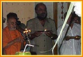 Swamishri performs arti in Akshar Deri 