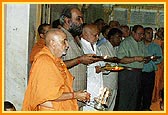 Swamishri performs arti in Akshar Deri