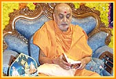 Swamishri reads the Shikshapatri