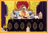 Swamishri reads the Shikshapatri