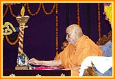 With Thakorji before him, Swamishri perform dhun during the mahapuja