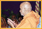 With Thakorji before him, Swamishri perform dhun during the mahapuja