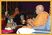 Swamishri performs mahapuja arti