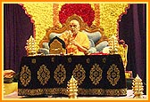 Swamishri performs mahapuja arti