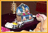 Swamishri offers mantra pushpanjali