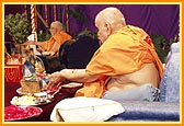 Swamishri offers mantra pushpanjali