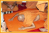 Swamishri offers prostrations