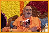 Swamishri explains vachanamrut Sarangpur 7 and delivers his New Year's blessings