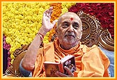 Swamishri explains vachanamrut Sarangpur 7 and delivers his New Year's blessings
