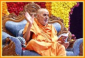 Swamishri explains vachanamrut Sarangpur 7 and delivers his New Year's blessings