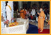 Swamishri prays and circumambulates the murti of Yogiji Maharaj 