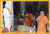 Swamishri prays and circumambulates the murti of Yogiji Maharaj 