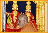 Swamishri performs arti