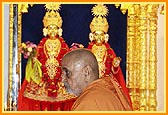 Swamishri performs arti