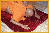 Swamishri offers prostrations