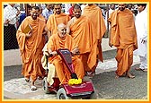 Swamishri departs after darshan at Smruti Mandir