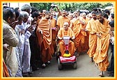 Swamishri departs after darshan at Smruti Mandir