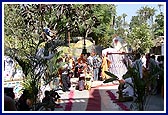 Children welcome Swamishri in traditional costumes