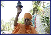 Ringing the bell outside during arti