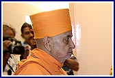 Swamishri performs arti inside the mandir at the chhatralay