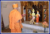 Swamishri performs arti inside the mandir at the chhatralay