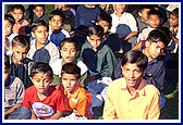 The children singing a bhajan during the bhajan 'Antaxari'