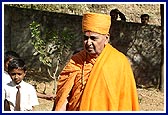 Swamishri watching the children at play