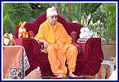 Swamishri in an evening assembly