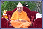 Swamishri addresses the children in the evening assembly