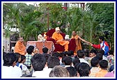 A lively session with Swamishri at the chhatralaya