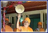 Swamishri strikes the school going