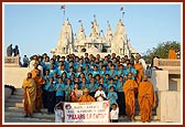 Group photo of shibir participants with Pujya Doctor Swami and sadhus