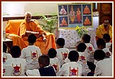 Pujya Doctor Swami addresses the shibir