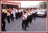 The Kolkata youth band welcomes Swamishri when he arrives for the birthday celebration assembly 