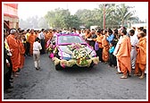 The Kolkata youth band welcomes Swamishri when he arrives for the birthday celebration assembly 