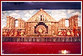 Swamishri and senior sadhus on stage with the grand backdrop of Konark Mandir 