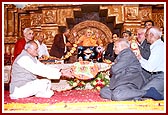 Devotees from India and abroad offer garlands to Swamishri