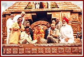 Devotees from India and abroad offer garlands to Swamishri 