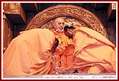 Swamishri blesses the local saints of Kolkata 