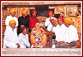 Devotees from Saurashtra offer a garland to Swamishri 