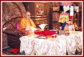 " Ghanu jivo ho Jivan adhar Narayanswarup tame..." Swamishri performs his morning puja 
