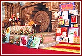 " Ghanu jivo ho Jivan adhar Narayanswarup tame..." Swamishri performs his morning puja 