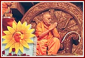 Swamishri bows to all after his morning puja  