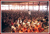 Sadhus, devotees, Swamishri and senior sadhus perform arti of Thakorji after puja  