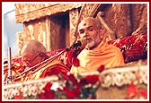 Pujya Mahant Swami offers a prayer to Swamishri