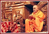 Swamishri offers pushpanjali to Thakorji