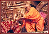 Swamishri offers pushpanjali to Thakorji