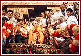 Devotees of Kolkata honor Swamishri with a garland