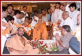 A group photo of Swamishri with the devotees of Kolkata